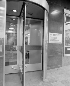 884035 Gezicht op de ingang met draaideur van het kantoorgebouw Burgemeester Reigerstraat 89 te Utrecht (kantoor voor ...